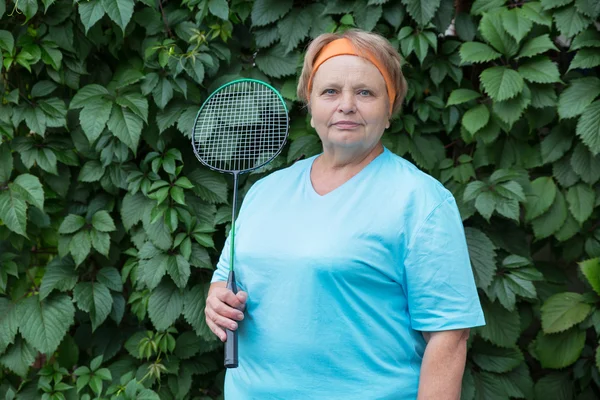 Deportiva pensionista mujer con raqueta — Foto de Stock