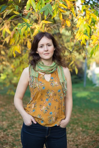 Ung kvinna i gula höst park — Stockfoto