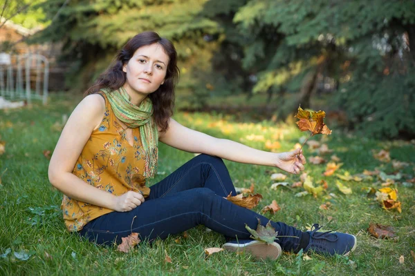 Mujer joven en el parque amarillo de otoño —  Fotos de Stock