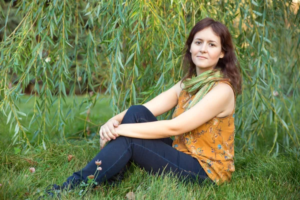 Mujer joven en el parque amarillo de otoño —  Fotos de Stock