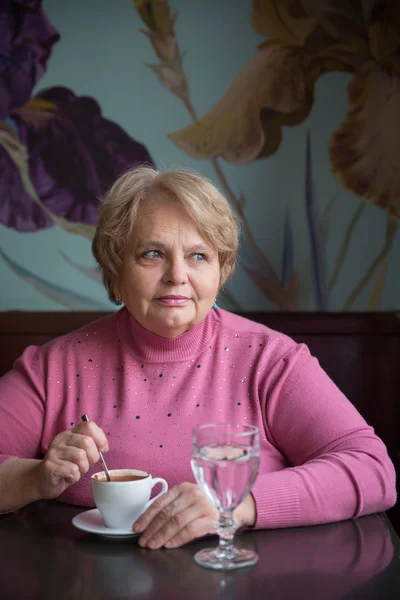 Пенсионерка русская женщина в кафе — стоковое фото