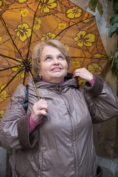 Şemsiye ile eski emekli kadın — Stok fotoğraf