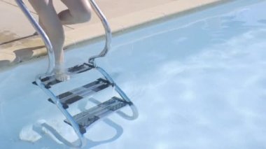 Kadın yüzme havuzuna dalıp gidiyor