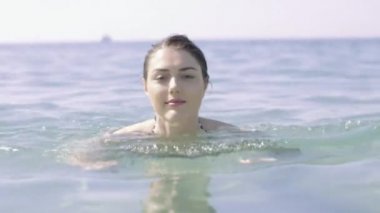 Genç yetişkin kadın Yüzme