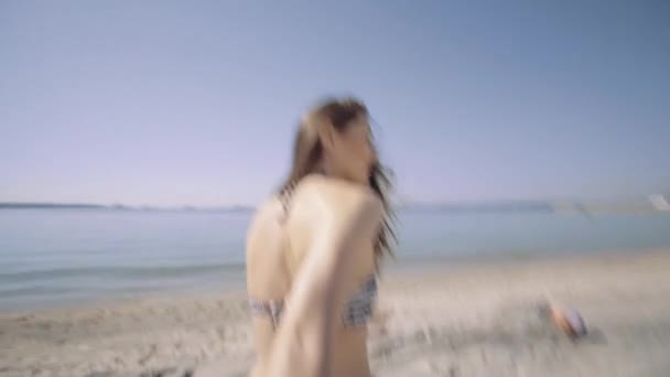 海ハメ撮りに走っている女性 — ストック動画