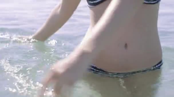 Jovem adulto feminino relaxante no mar — Vídeo de Stock