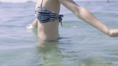 Genç yetişkin kadın rahatlatıcı deniz