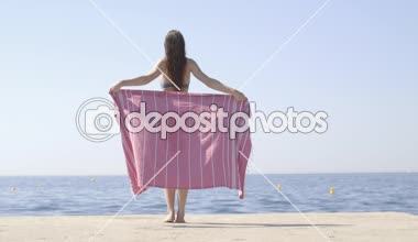 Kadın etrafında havlu sarma bikini