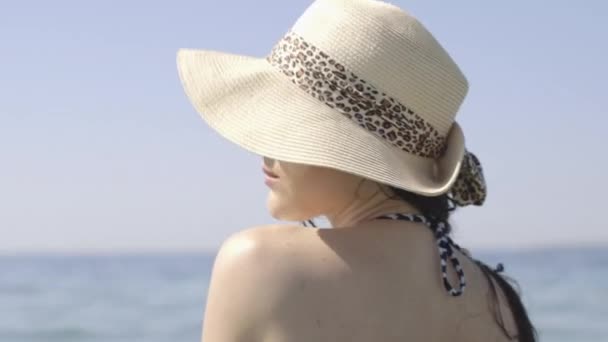 Young adult female relaxing in sea — Stock Video