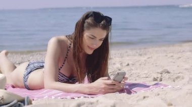 Genç Yetişkin selfie kumsalda alarak