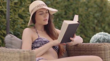 Kadın kitap okuyor.