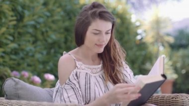 Kadın kitap okuyor.