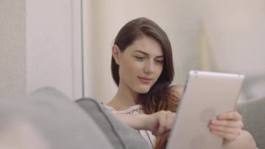 dijital tablet kullanan kadın