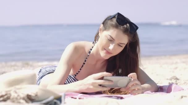 Ung vuxen tar selfie på stranden — Stockvideo