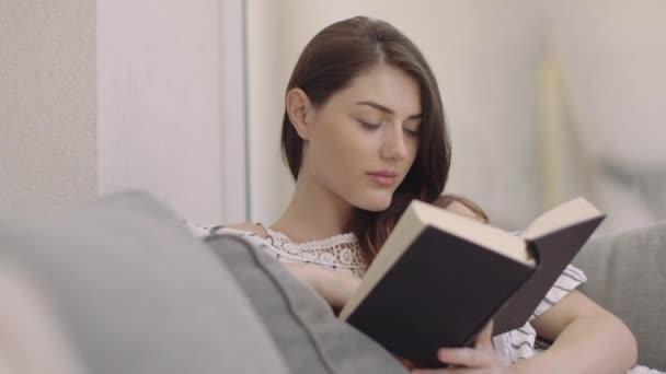 Mulher leitura livro — Vídeo de Stock