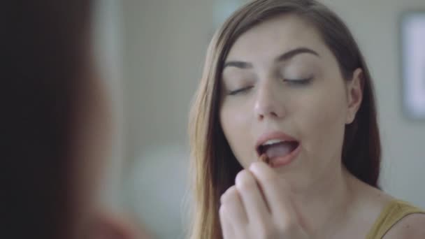 Kvinna om läppstift i spegeln — Stockvideo