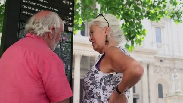 Pareja mayor viendo mapa — Vídeo de stock