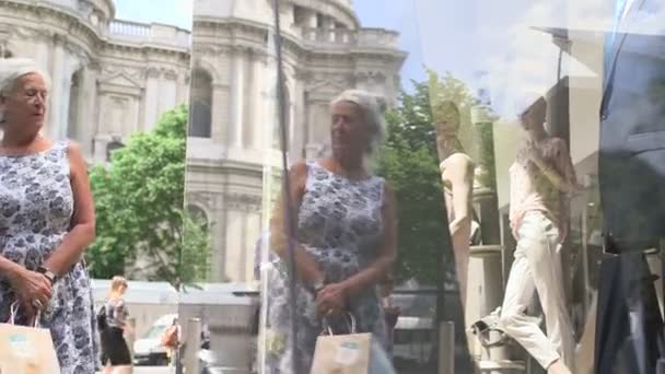 Wanita yang sedang berbelanja jendela — Stok Video
