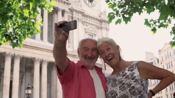 Casal tirando selfie — Vídeo de Stock