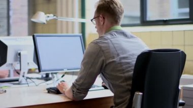 bilgisayar kullanarak iş adamı