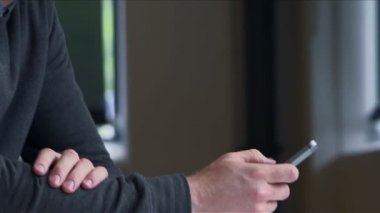 Cep telefonu kullanan iş adamı
