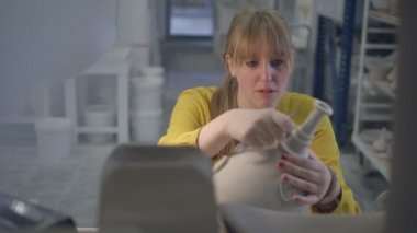 Sanatçı oyma el sanatları ürün atölye