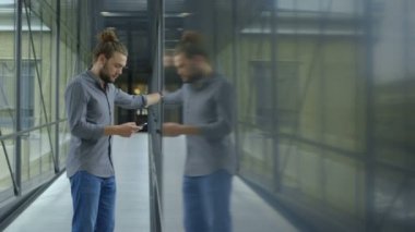 Cep telefonu kullanan adam