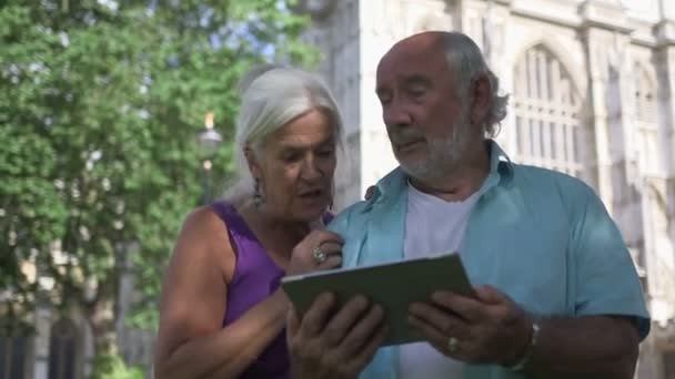 Çift holding dijital tablet — Stok video