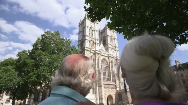 Paar kijken naar kathedraal — Stockvideo
