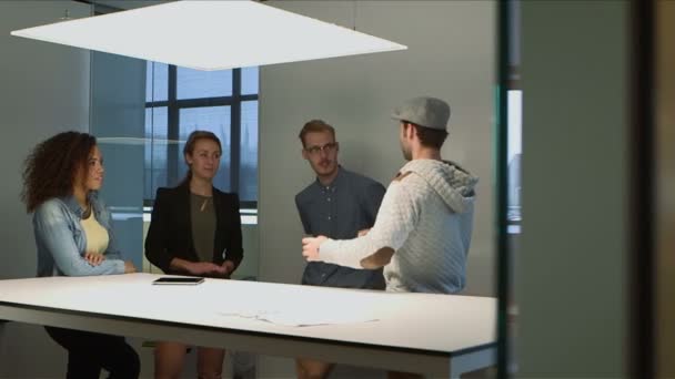 Architekten diskutieren mit Bauplan — Stockvideo