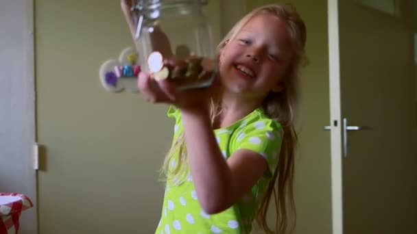 硬貨の瓶を保持している女の子 — ストック動画