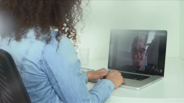 Affärskvinna video chatta med man — Stockvideo
