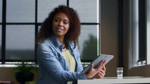 Les hommes d'affaires utilisant la tablette numérique — Video