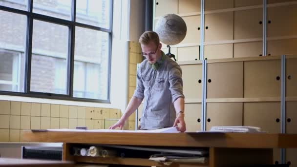 Arquitecto masculino mirando planos — Vídeos de Stock