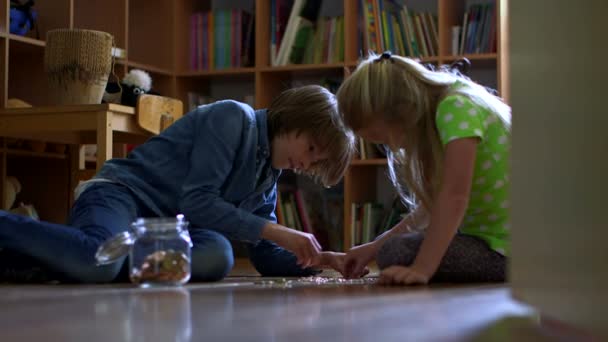 Niño y niña contando monedas — Vídeo de stock