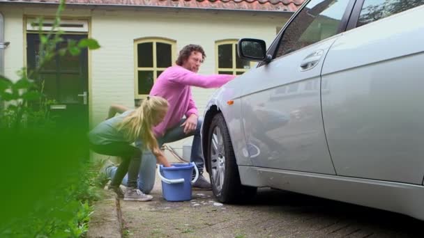 Pai e filha lavar carro — Vídeo de Stock