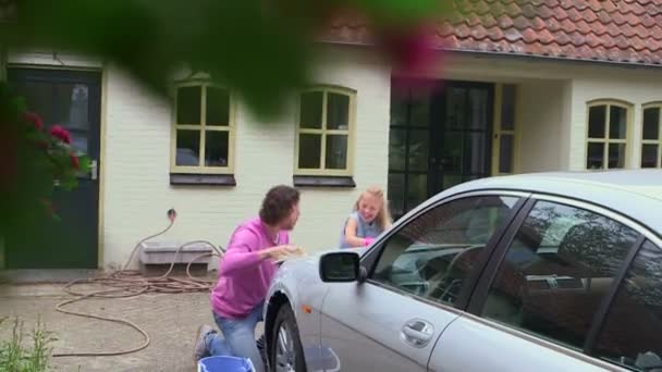 Padre e hija lavando el coche — Vídeo de stock