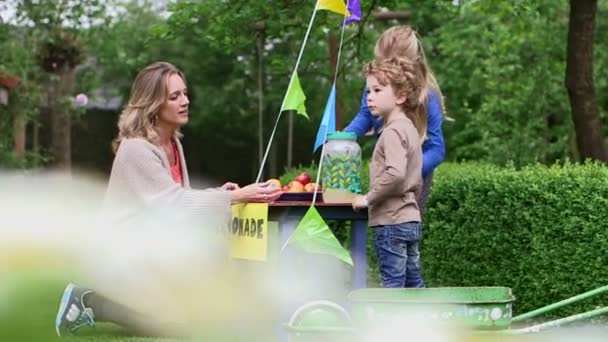 Mujer jugando con niños — Vídeos de Stock