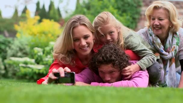 Hombre tomando selfie con familia — Vídeo de stock