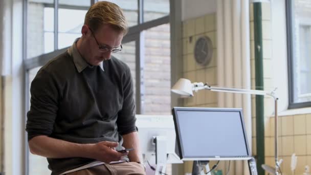 Hombre de negocios usando el teléfono móvil — Vídeos de Stock