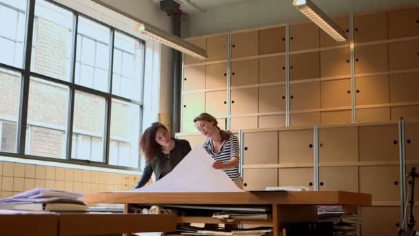 Geschäftsfrauen diskutieren Entwürfe — Stockvideo