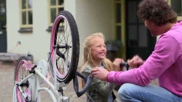 Padre e figlia che lavorano — Video Stock