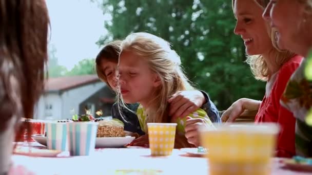 Familie feiert Geburtstag — Stockvideo