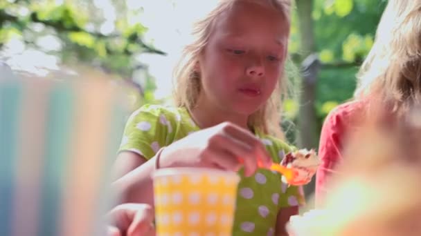 Девочка ест торт — стоковое видео
