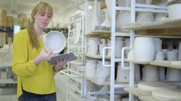 デジタル タブレットを使用して女性の陶工 — ストック動画