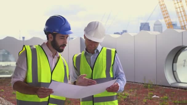 Arquiteto masculino com planta — Vídeo de Stock