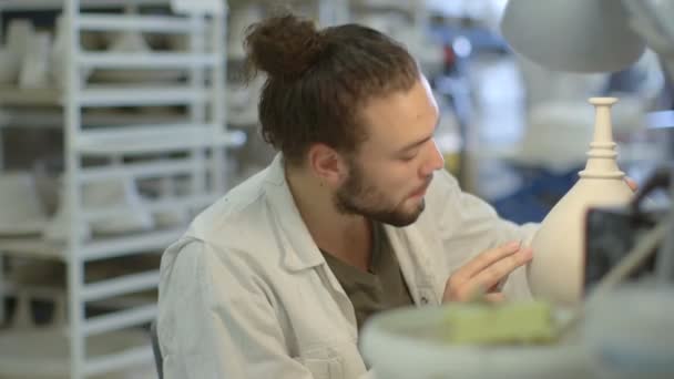 Artista tallado artesanía producto en taller — Vídeo de stock