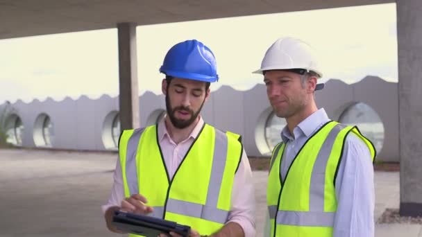 Arquiteto Masculino com Tablet Digital — Vídeo de Stock