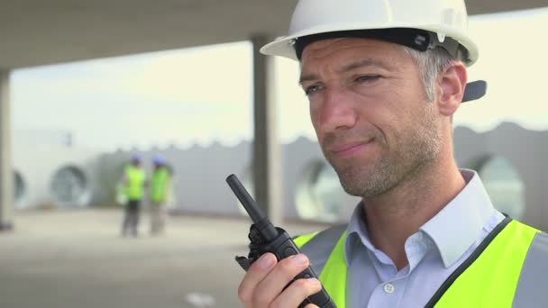 Hombre hablando en walkie-talkie — Vídeos de Stock