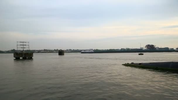 Bateau se déplaçant sur l'eau stagnante — Video